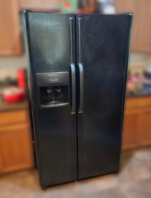 Frigidaire FRS26KR4DB2 Refrigerator